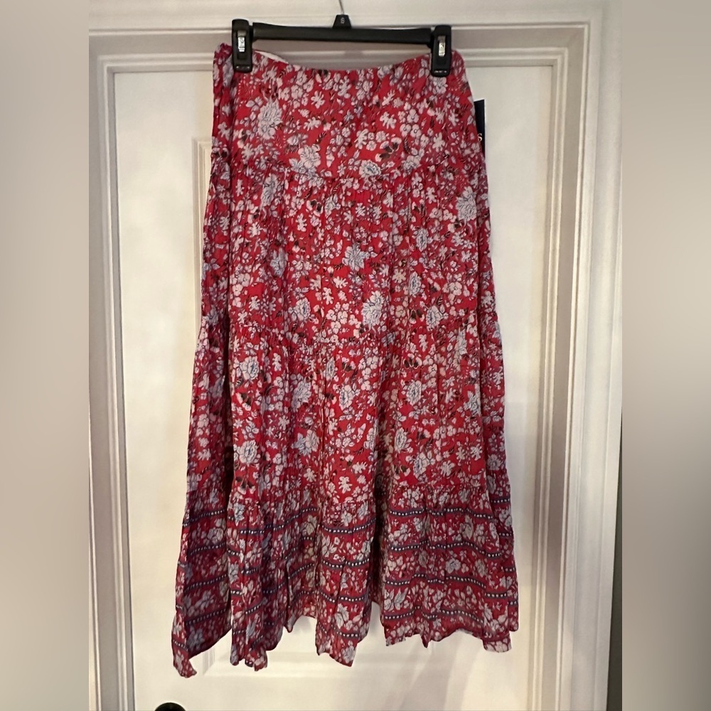 NWT, Chaps light weight flowy skirt, great for Vacation!